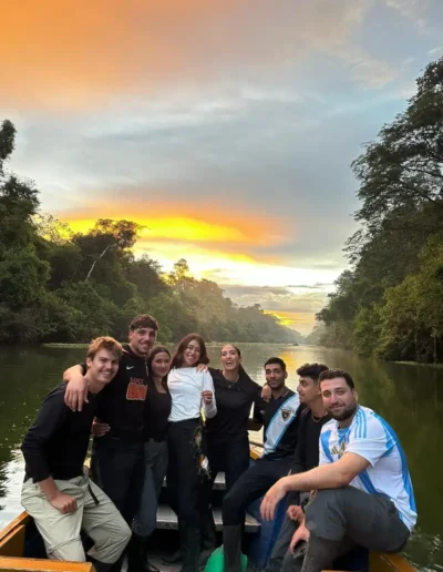 Fauna silvestre de la Amazonía peruana Expedición por el río Amazonas desde Iquitos. Expedición amazónica en la selva del Perú